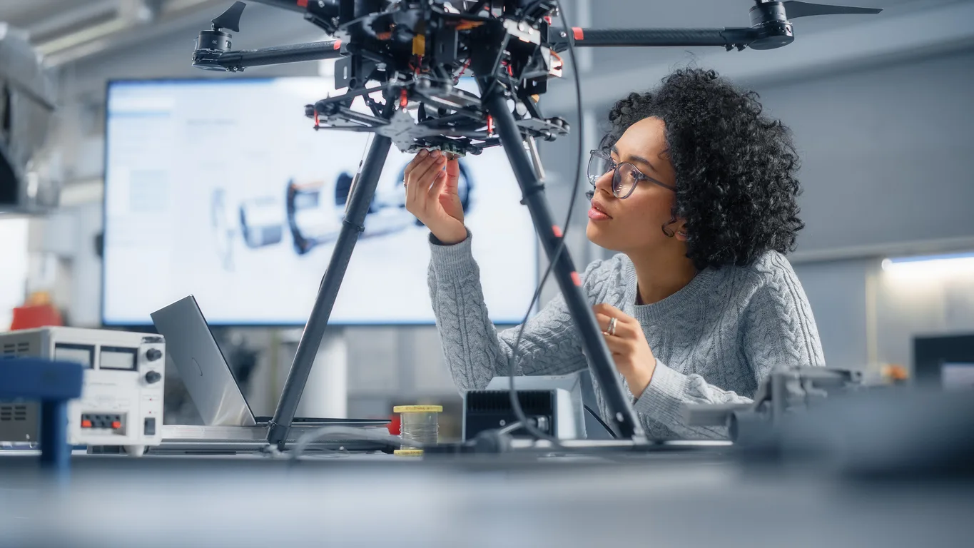 Concentrated Black Female Engineer Writing Code. Developing Software for Modern Drone Control in the Research Center Laboratory. Technological Breakthrough in Flight Industries Concept. Salle de cours modulable, ITII NORMANDIE